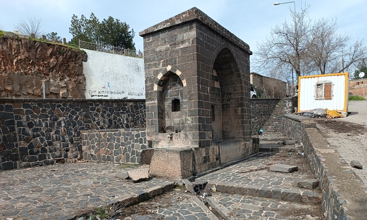 Diyarbakır’da tarihi  çeşme bakımsızlık kurbanı oldu!