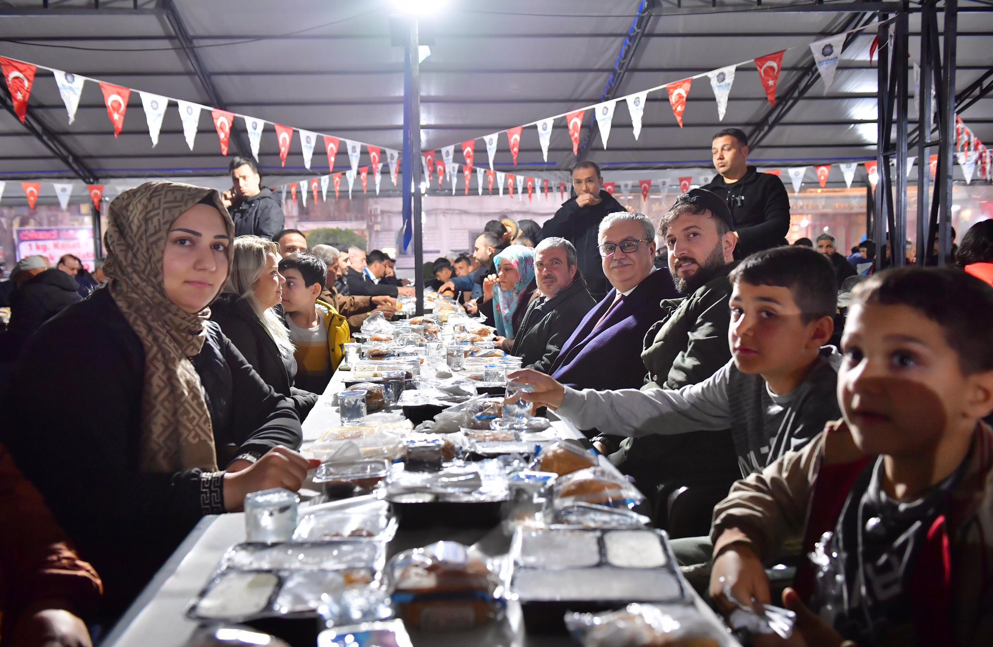 Diyarbakır Valisi vatandaşlarla iftar sofrasında buluştu