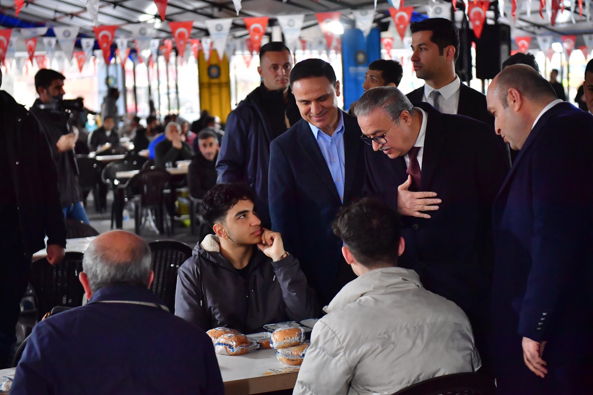 Diyarbakır Valisi vatandaşlarla iftar sofrasında buluştu