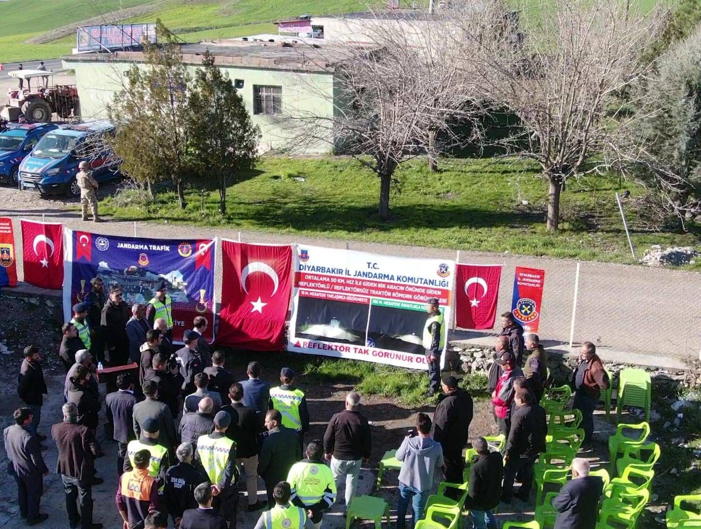 Diyarbakır'da Jandarma trafik ekiplerinden sürücülere destek