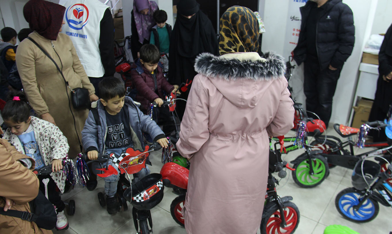 Dünya Yetimler Günü'nde Diyarbakırlı çocuklara bisiklet hediyesi