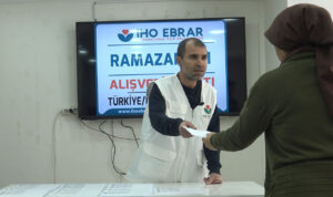 Diyarbakır’da yüzlerce aileye alışveriş kartı dağıttılar!