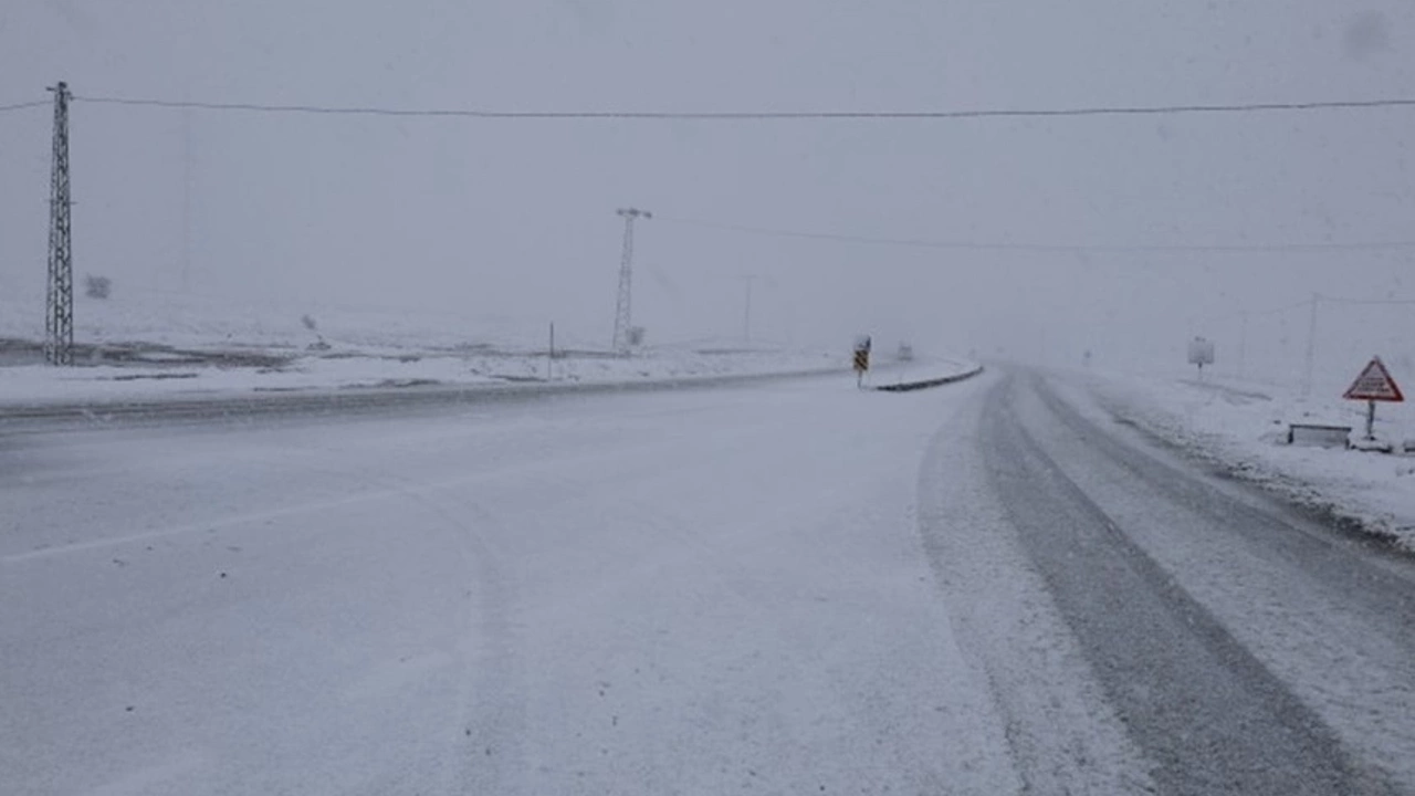 Diyarbakır-Bingöl karayolu kar yağışı nedeniyle kapandı