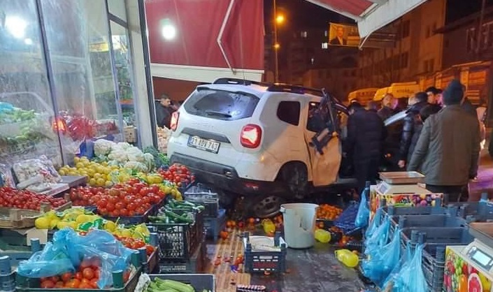 Diyarbakır’da otomobil manava daldı: Faciadan dönüldü!