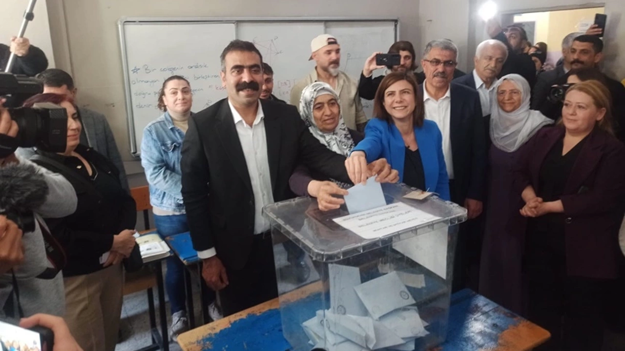 Diyarbakır’da DEM Parti eşbaşkan adayları oylarını kullandı
