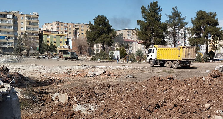 Diyarbakır’da iki kez bombalanan o bina yıkıldı