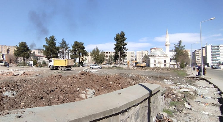 Diyarbakır’da iki kez bombalanan o bina yıkıldı