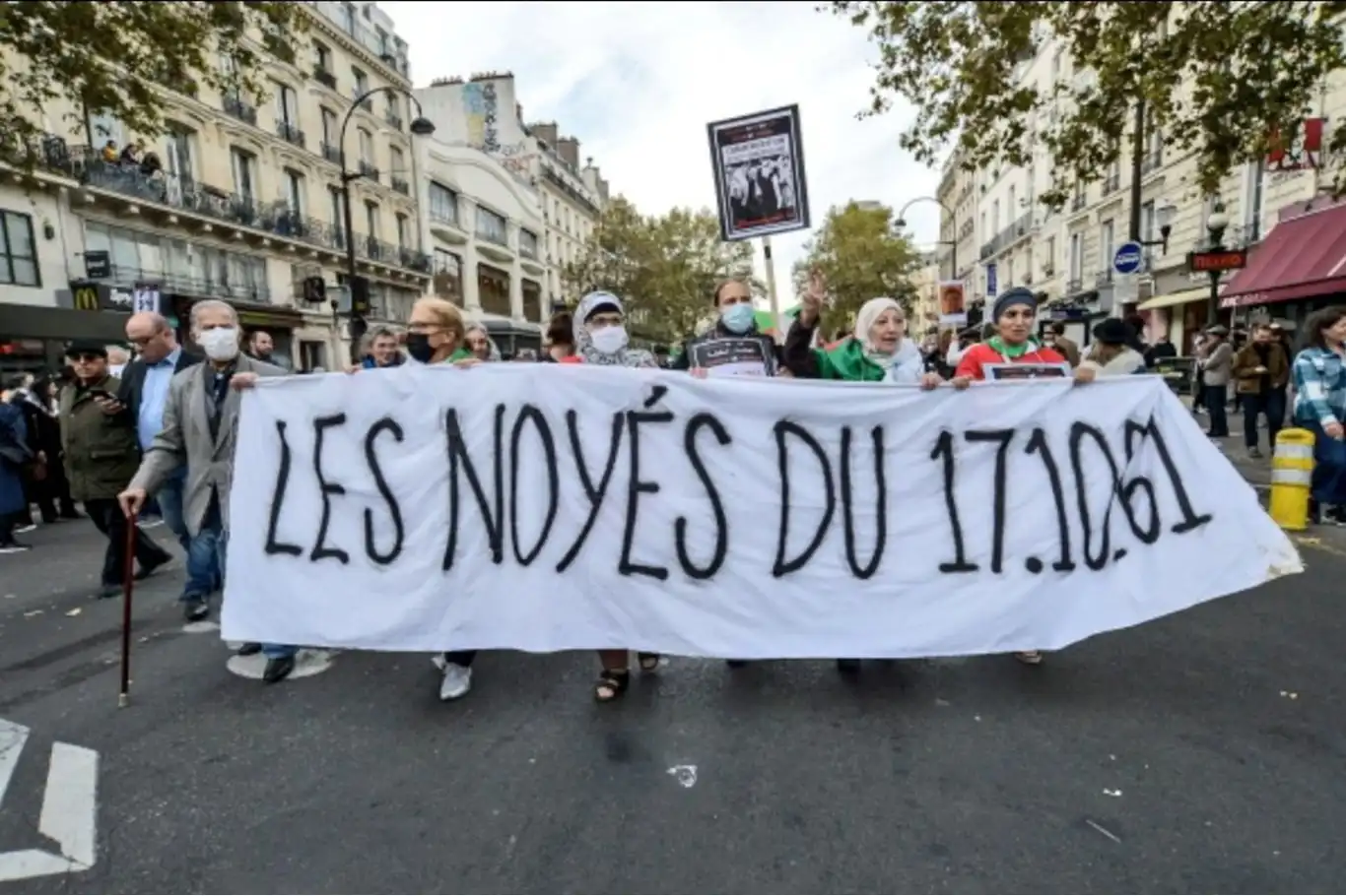 Fransa, Polisinin Cezayirlileri Katletmesini 63 Yıl Sonra Kınadı!