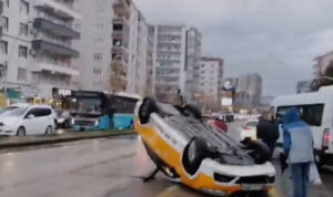 Diyarbakır’da iki otomobil kafa kafaya çarpıştı: 1 yaralı