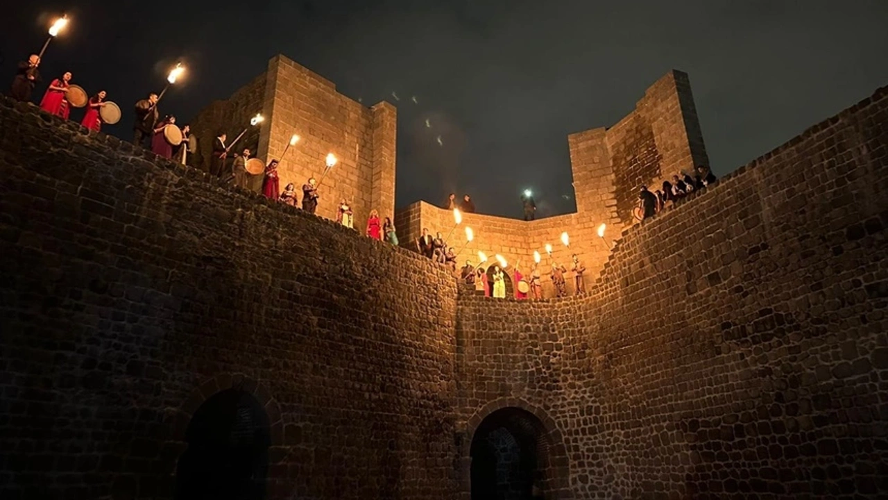Diyarbakır surlarında meşaleli Nevroz kutlaması yapıldı