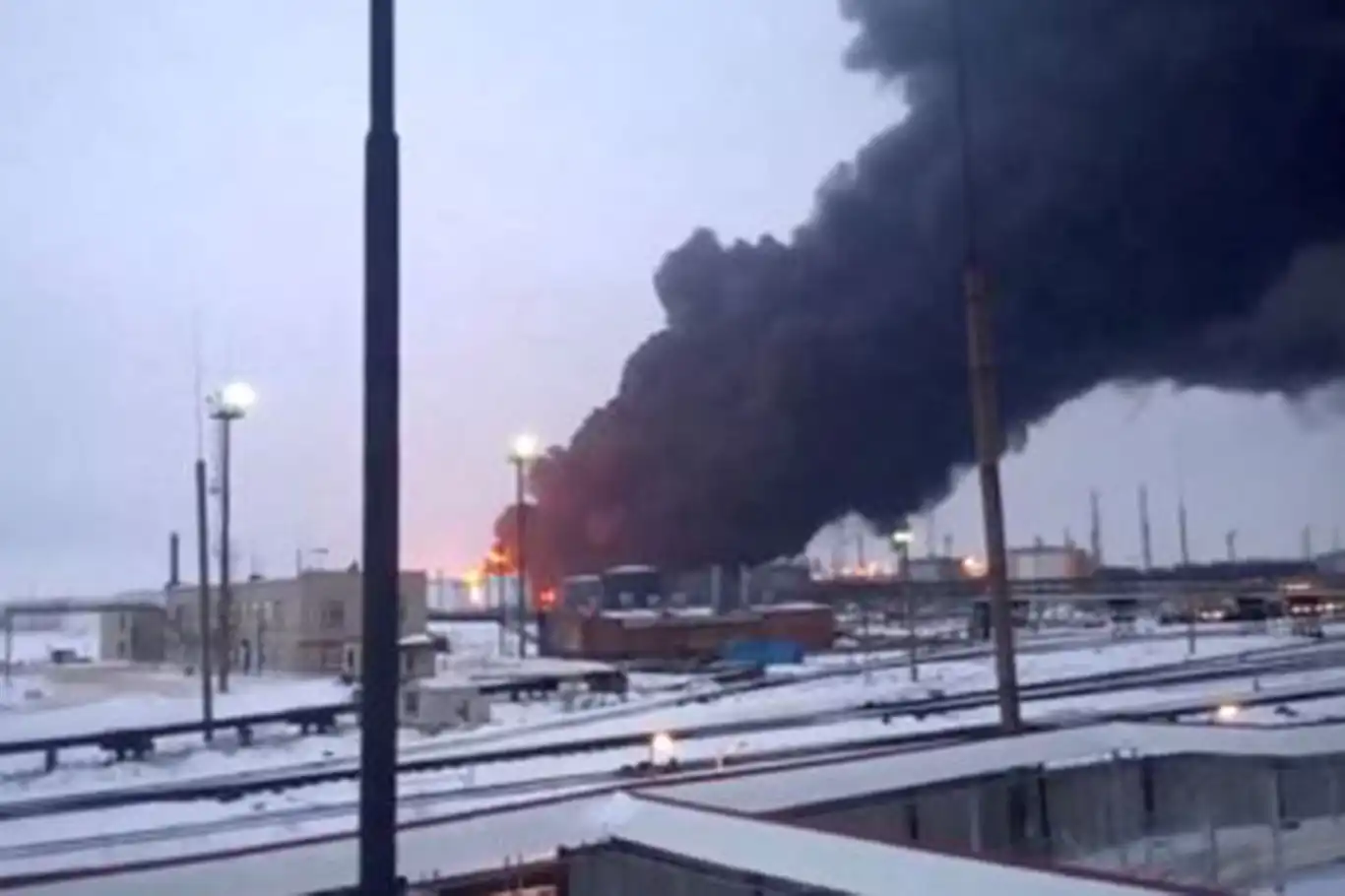 Rusya Petrol Rafinerilerine Dron Saldırısı: 8 Yaralı