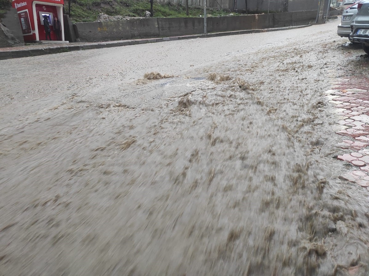 Şiddetli yağış sele neden oldu; Diyarbakır için de uyarı yapıldı