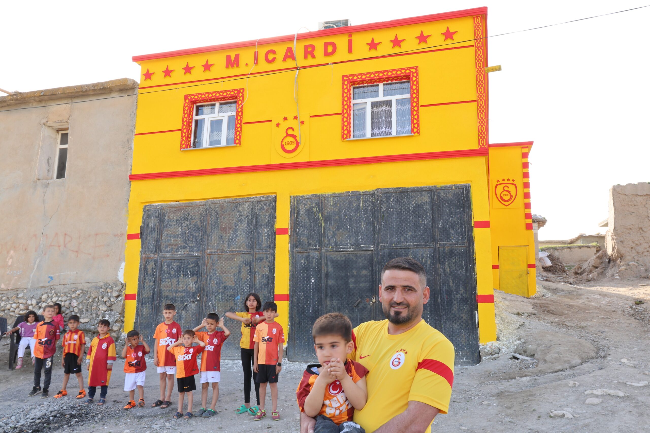 Diyarbakır’da evini sarı-kırmızıya boyatıp Icardi yazan taraftar hayalini açıkladı!