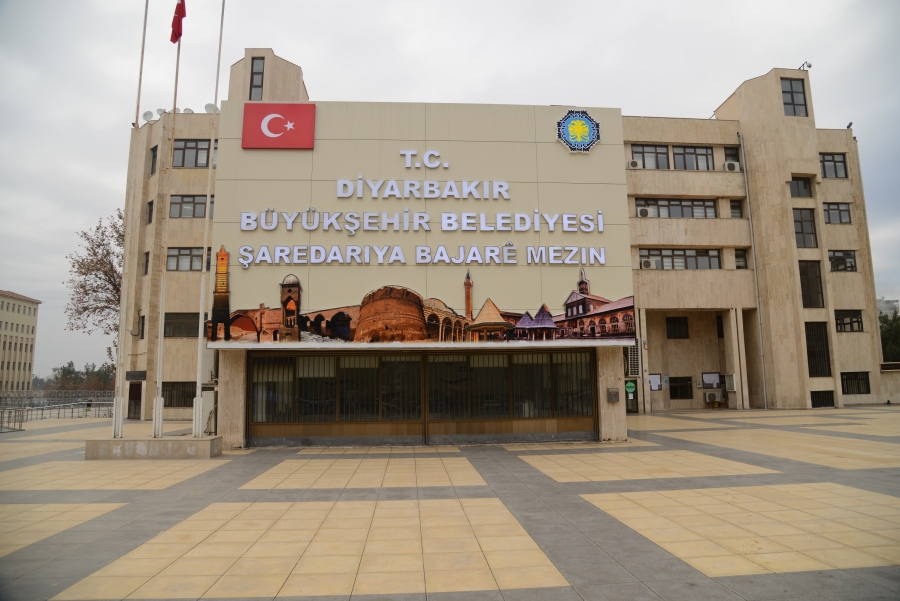 Diyarbakır’da kayyım gitti, Kürtçe paylaşımlar geldi
