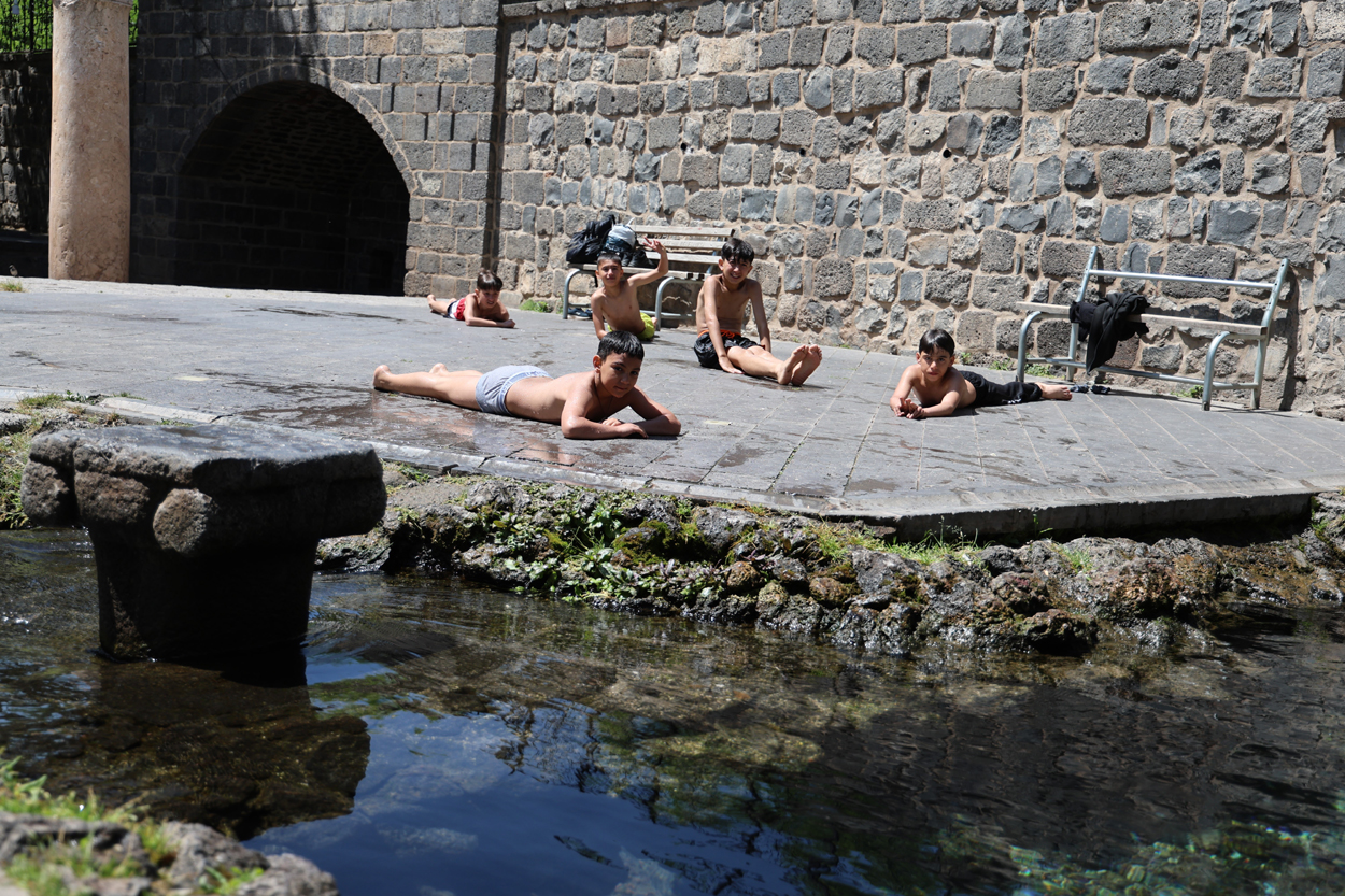 Diyarbakır'da havalar ısındı, çocuklar yine oraya akın etti!