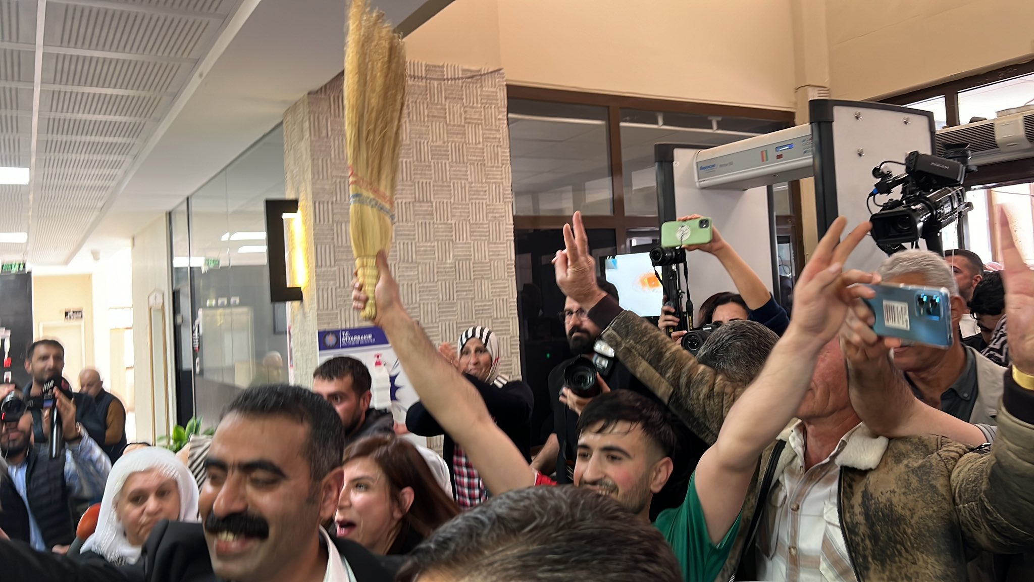 Diyarbakırlılar Büyükşehir Belediyesine Süpürgelerle Girdi!
