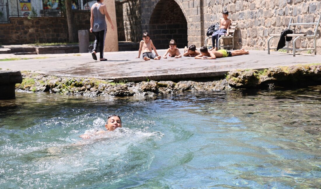 Diyarbakır’da havalar ısındı, çocuklar yine oraya akın etti!