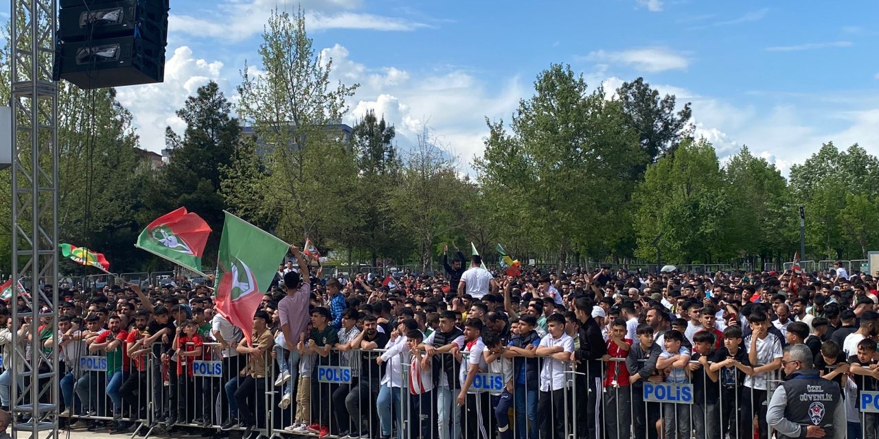 Diyarbakırlı sporseverler Amedspor maçını meydanlarda takip ediyor