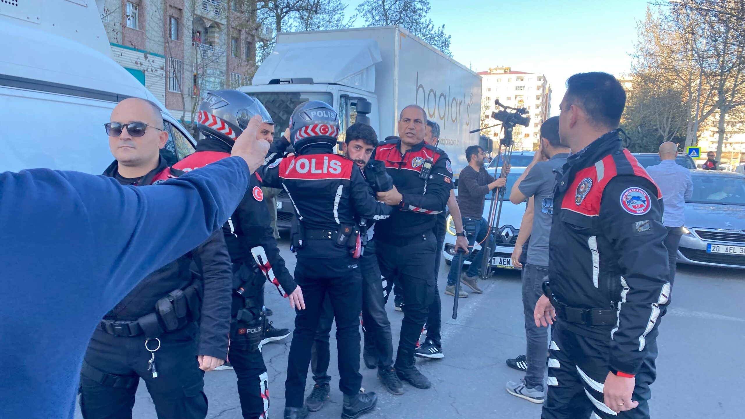 Diyarbakır'da yürüyüş yapmak isteyenlere polis müdahalesi!