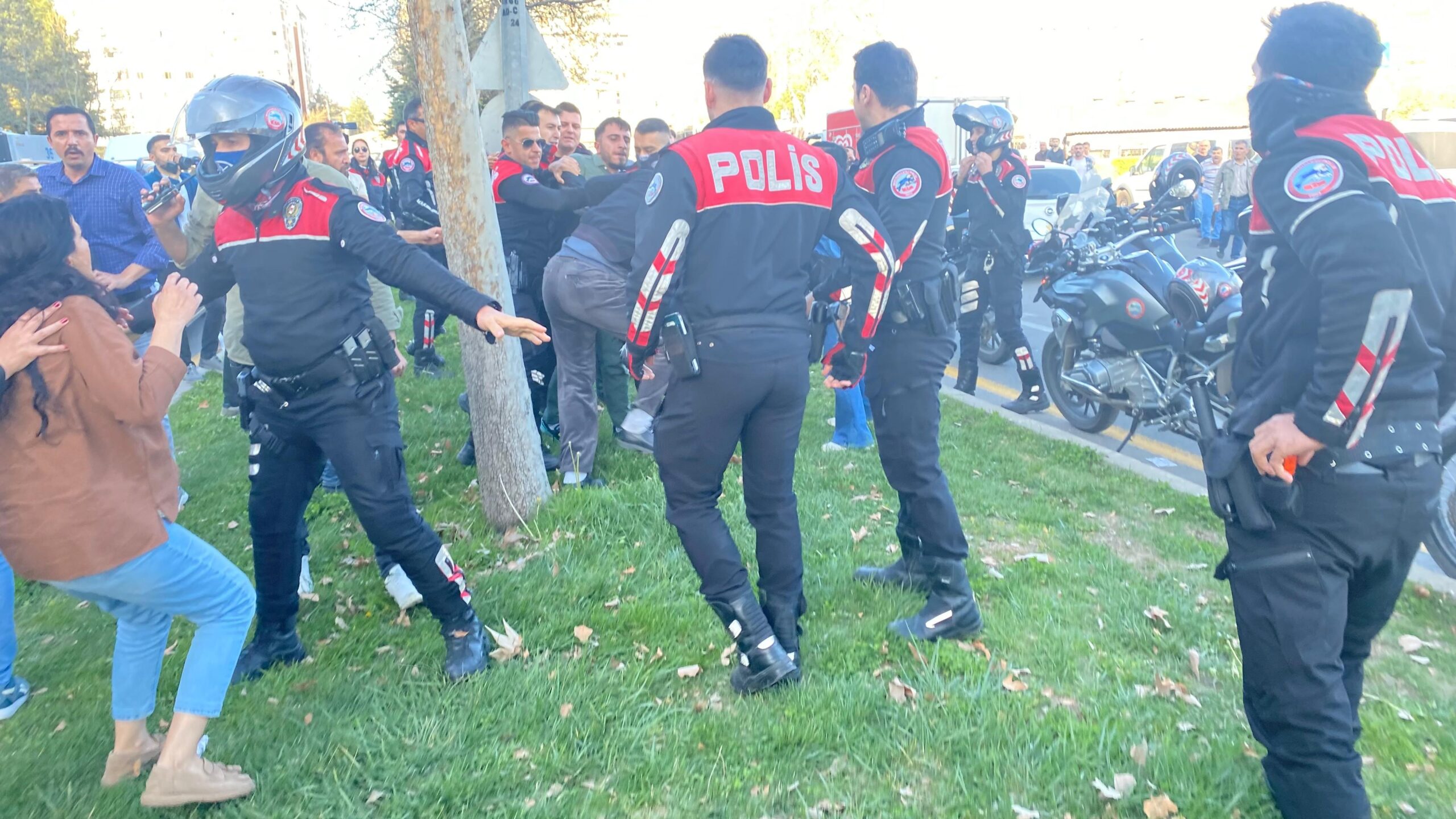 Diyarbakır’da yürüyüş yapmak isteyenlere polis müdahalesi!
