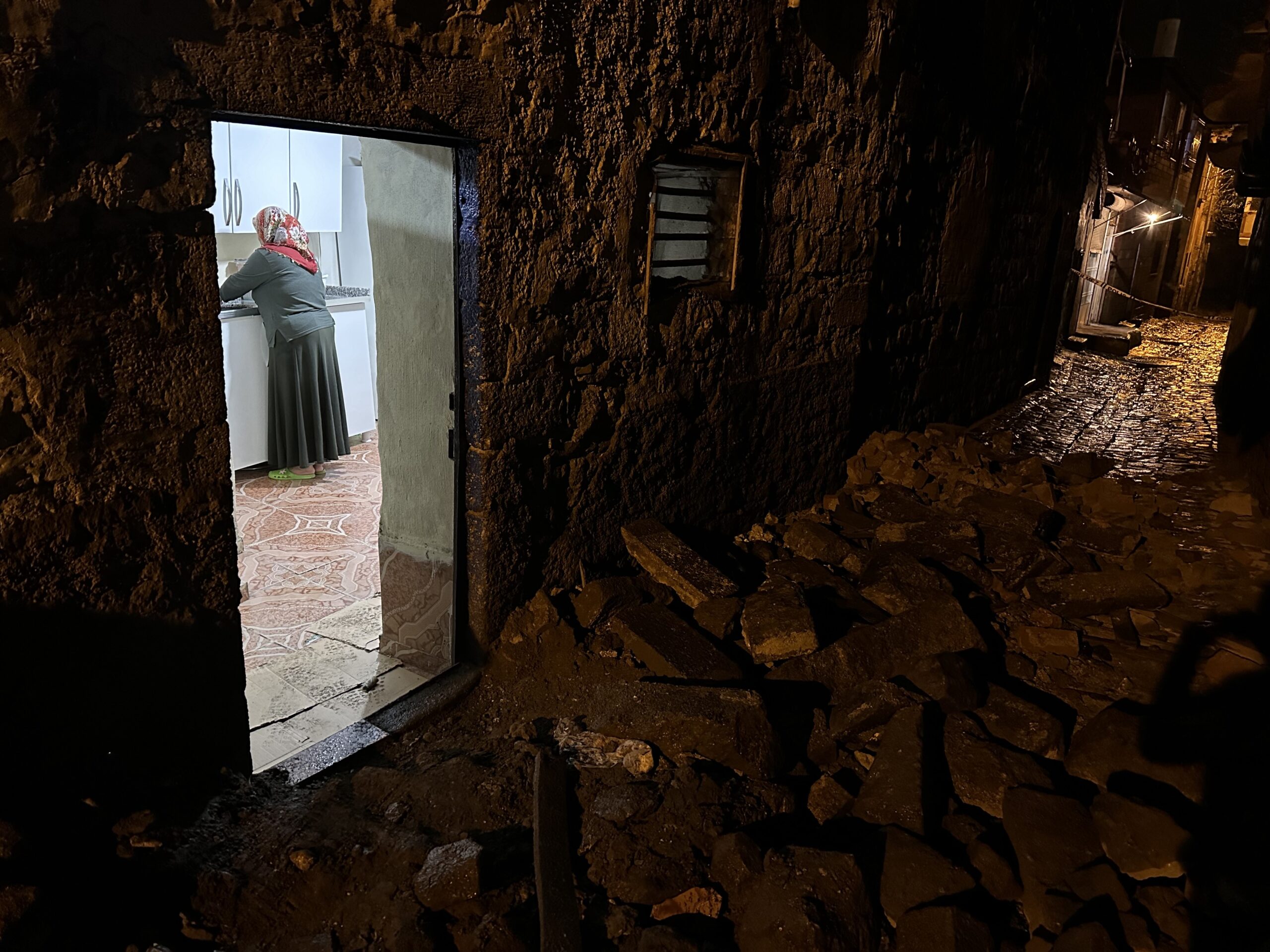 Diyarbakır’da 30 yıllık metruk ev yanındaki evin üstüne çöktü
