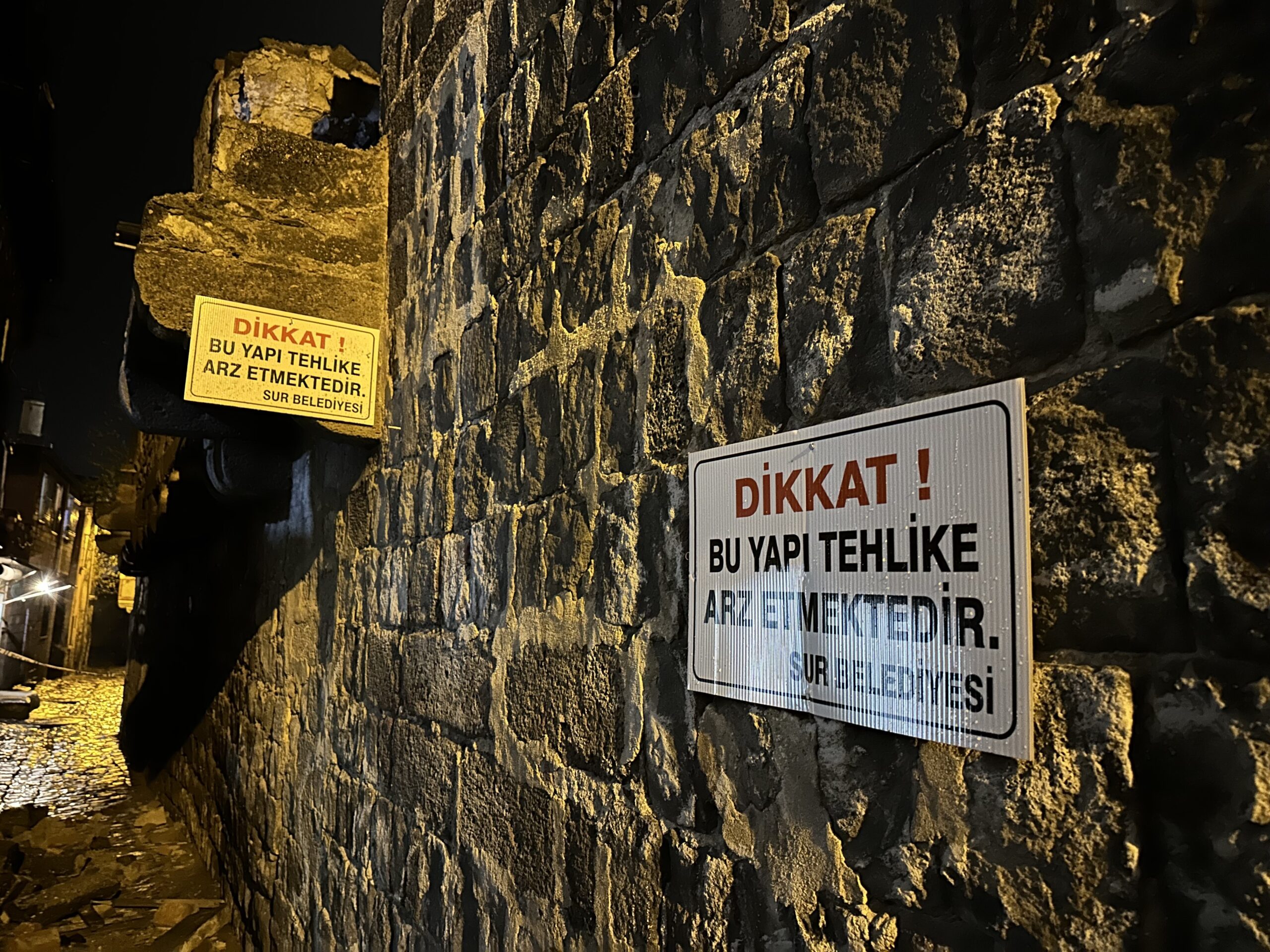 Diyarbakır’da 30 yıllık metruk ev yanındaki evin üstüne çöktü