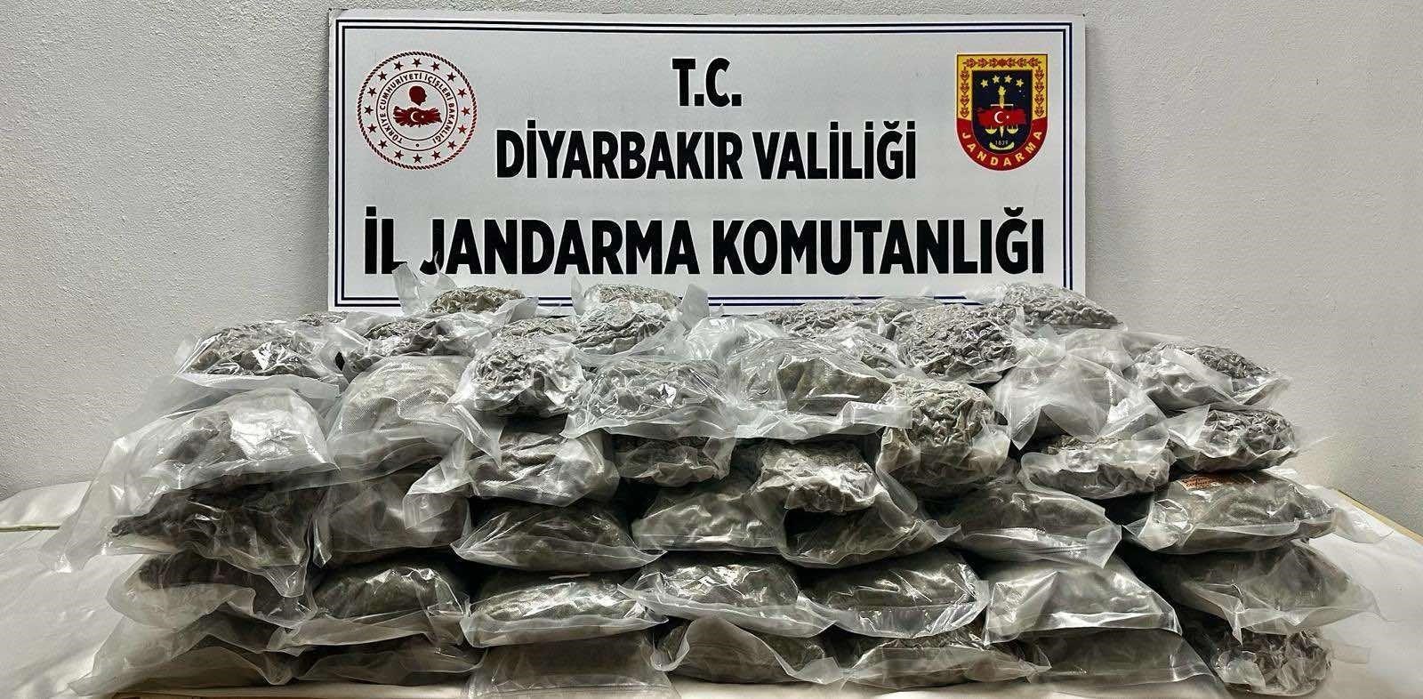 Diyarbakır’da bir araçta 71 kilo esrar ele geçirildi