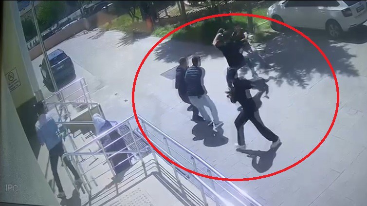 Diyarbakır’da adliye çıkarılanlara bıçaklı saldırı girişimi böyle görüntülendi!