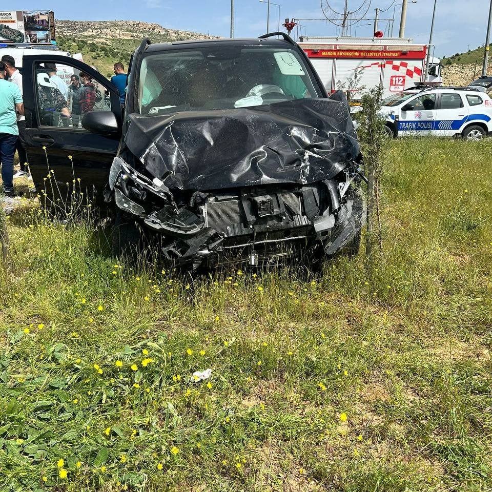 Diyarbakır karayolunda panelvan ile hafif ticari araç çarpıştı: 11 yaralı