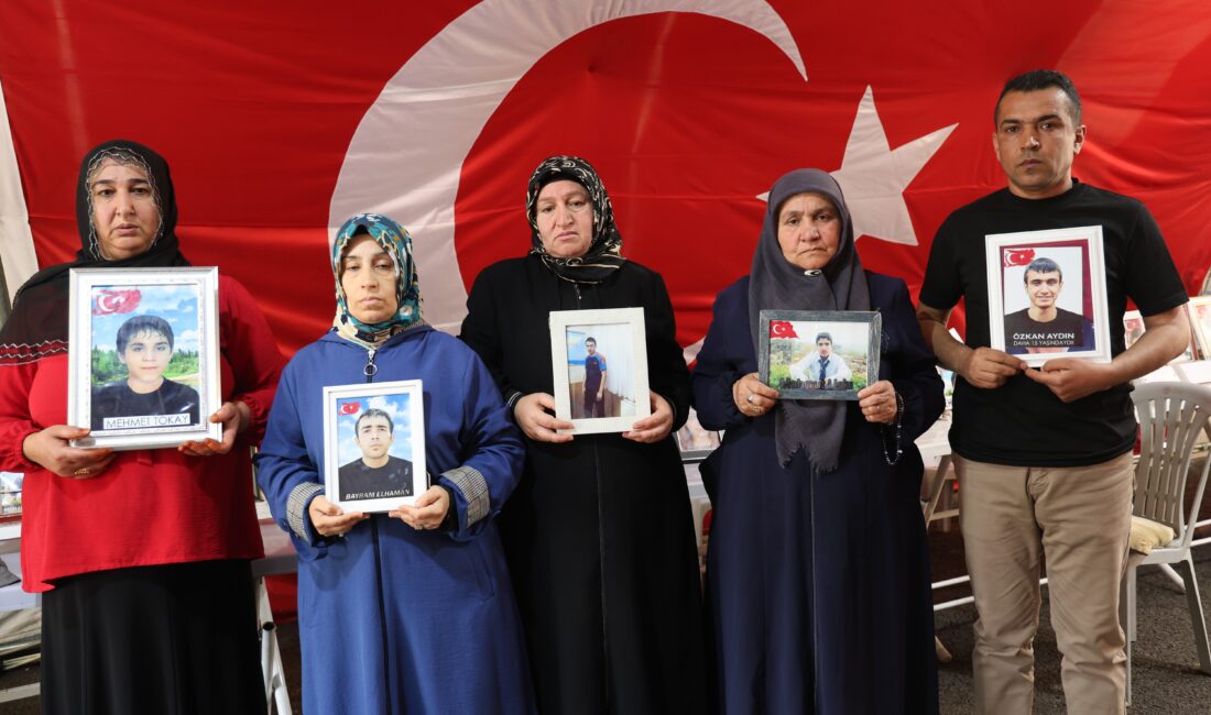 Diyarbakır’da evlatları için nöbet tutan ailelerin eylemi sürüyor