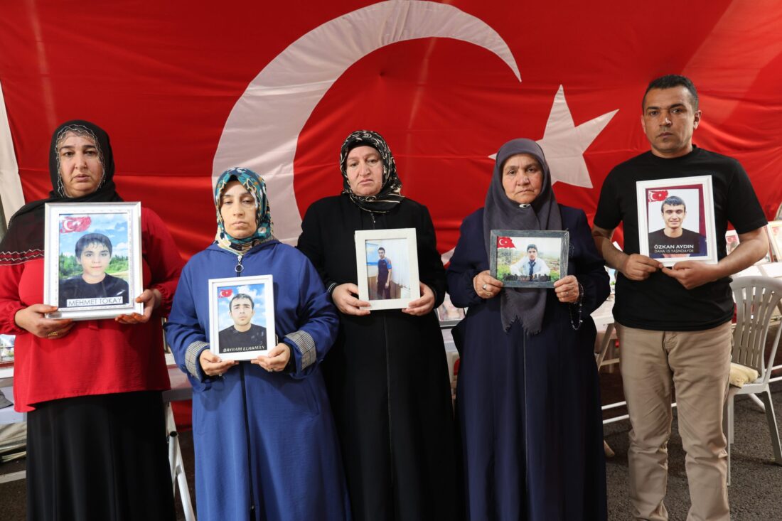 Diyarbakır’da evlatları için nöbet tutan ailelerin eylemi sürüyor