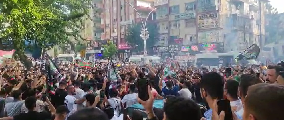 Diyarbakırlılar Amedspor coşkusuyla sokakta!