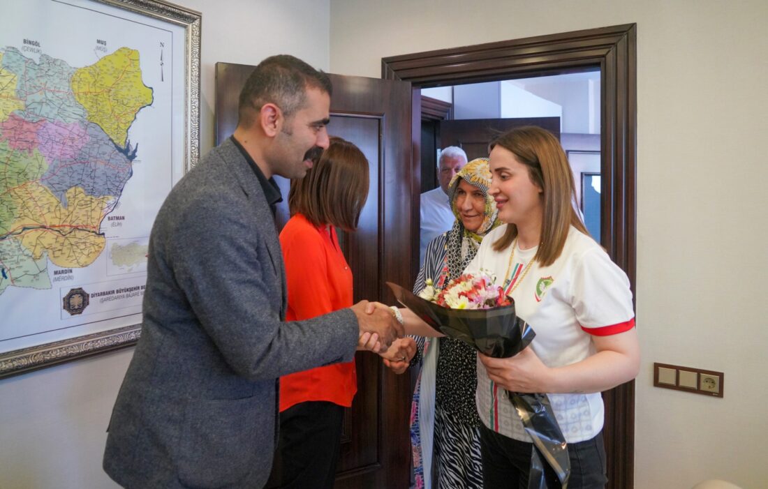 Diyarbakır Büyükşehir Belediyesi Eş Başkanları tebrikleri kabul etti