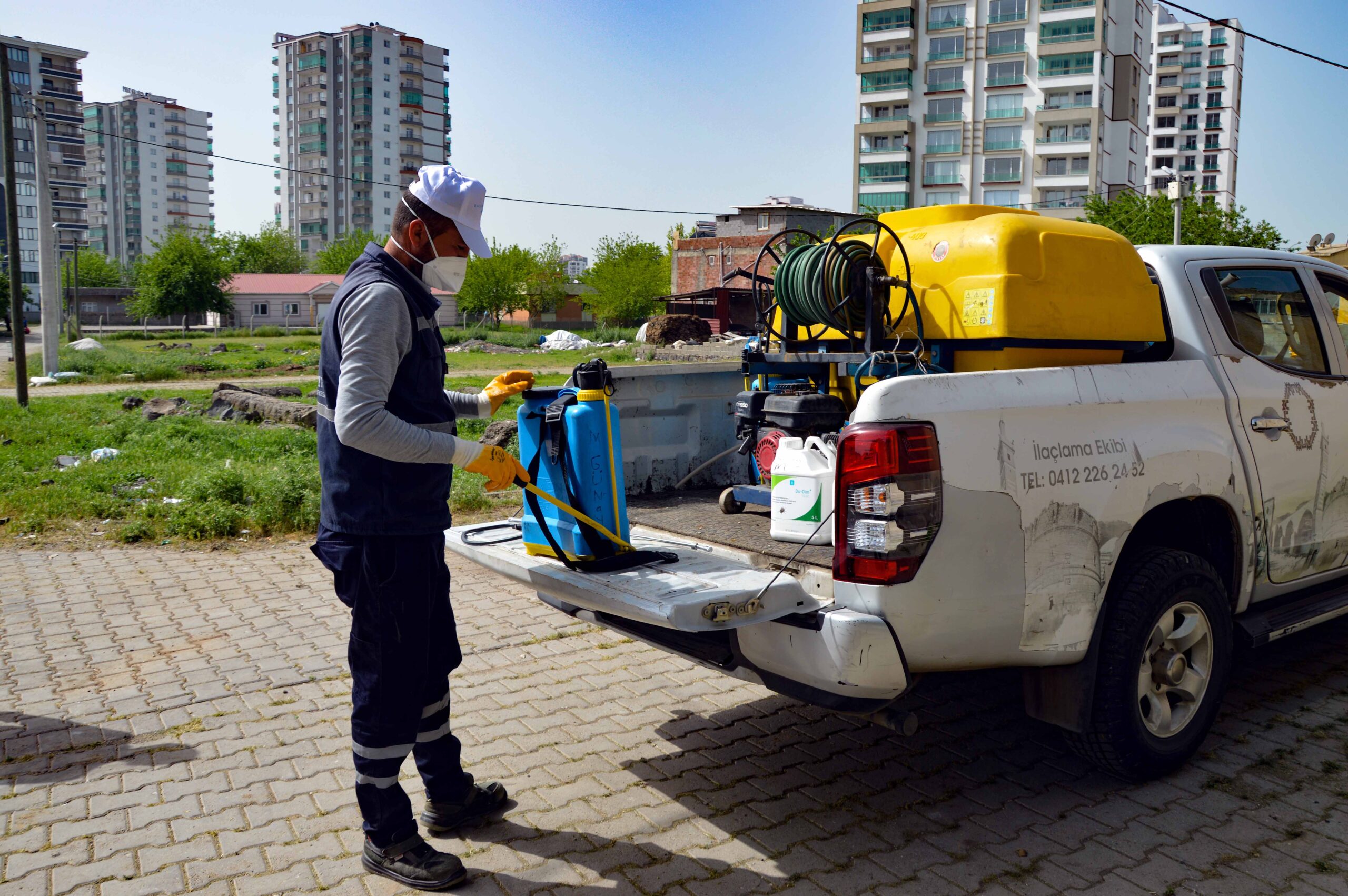 Diyarbakır Büyükşehir Belediyesi ilaçlama çalışmalarını sürdürüyor