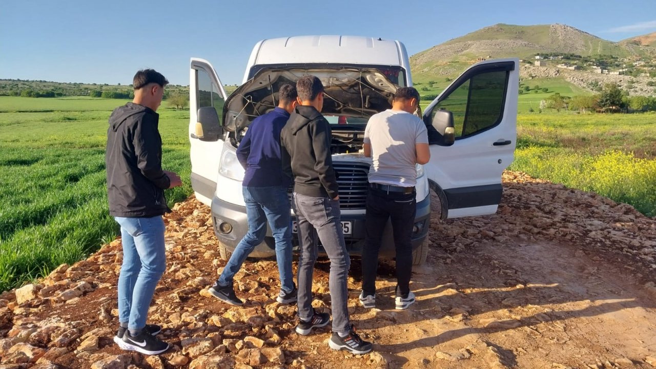 Diyarbakır’da köy yolu bozuldu: Öğrenciler okula gidemiyor!