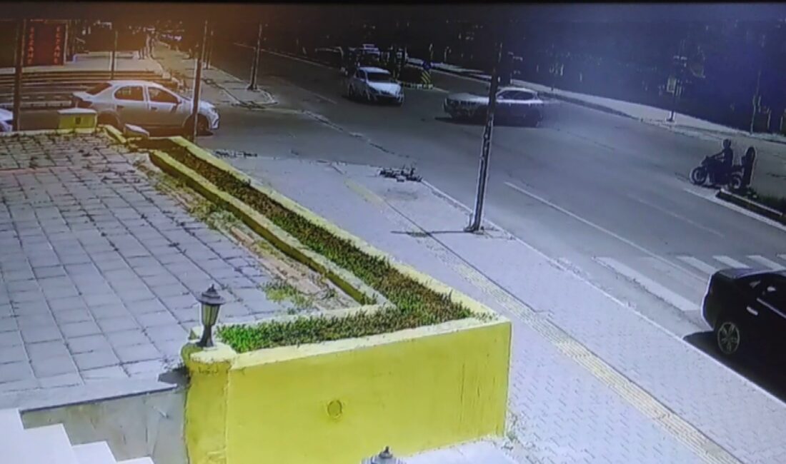 Diyarbakır’da kırmızı ışık ihlali yapan araç kaza yaptı