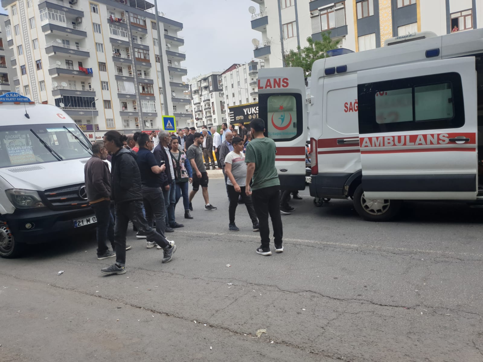 Diyarbakır'da otomobil iki kadına çarptı