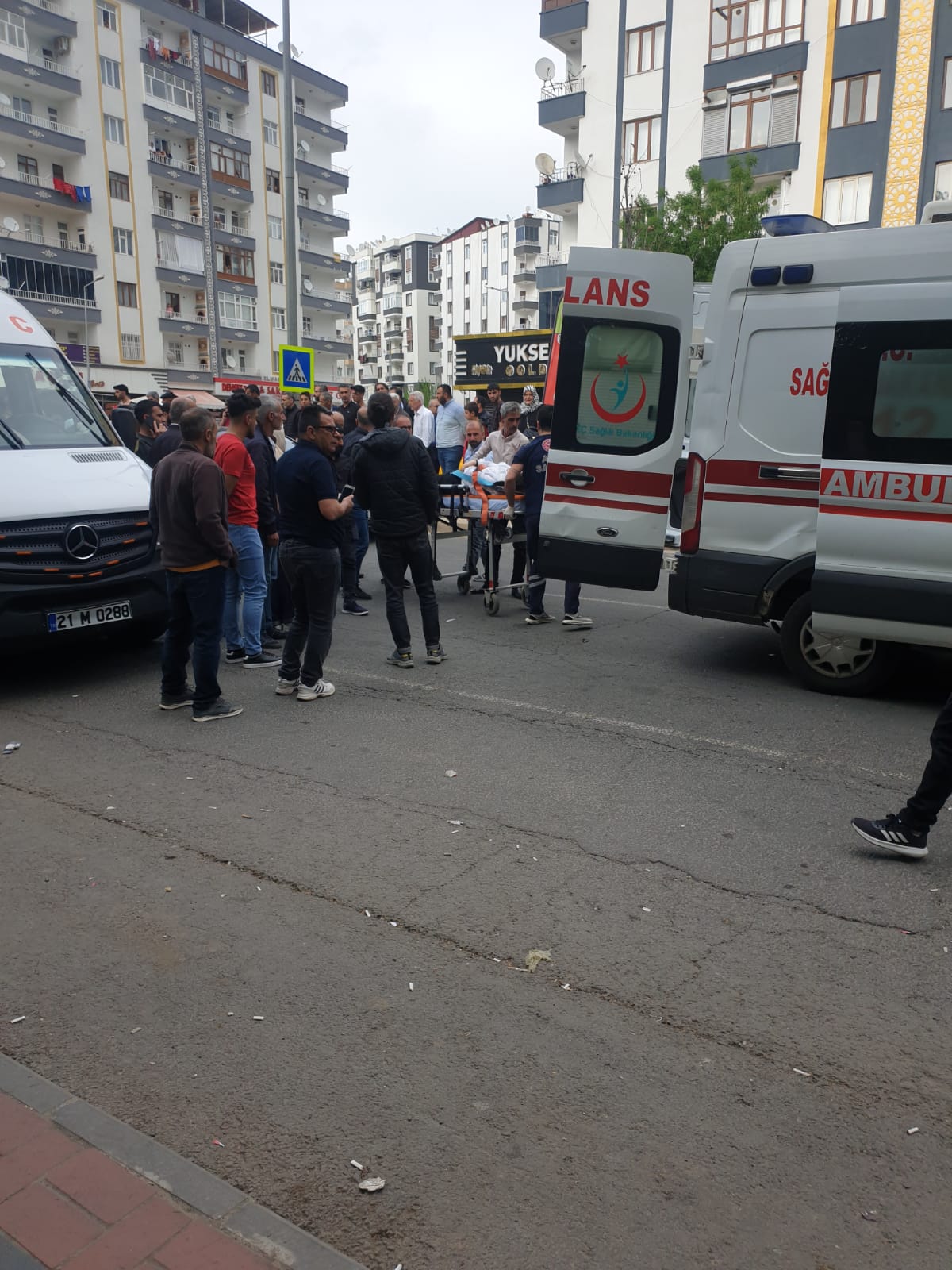 Diyarbakır’da otomobil iki kadına çarptı