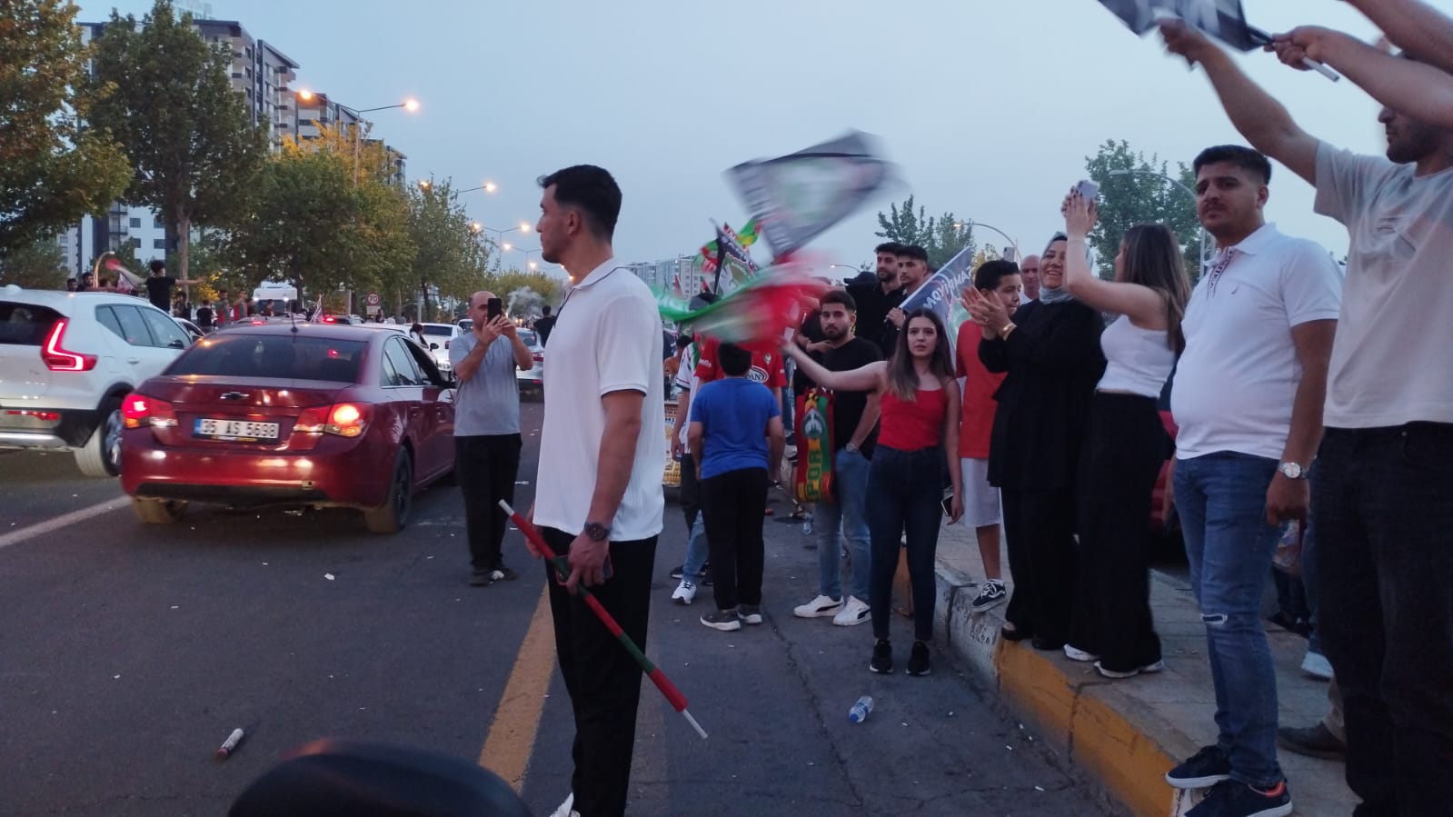 Amedspor şampiyon oldu, Diyarbakır’da halk sokaklarda coştu! : İşte renkli görüntüler