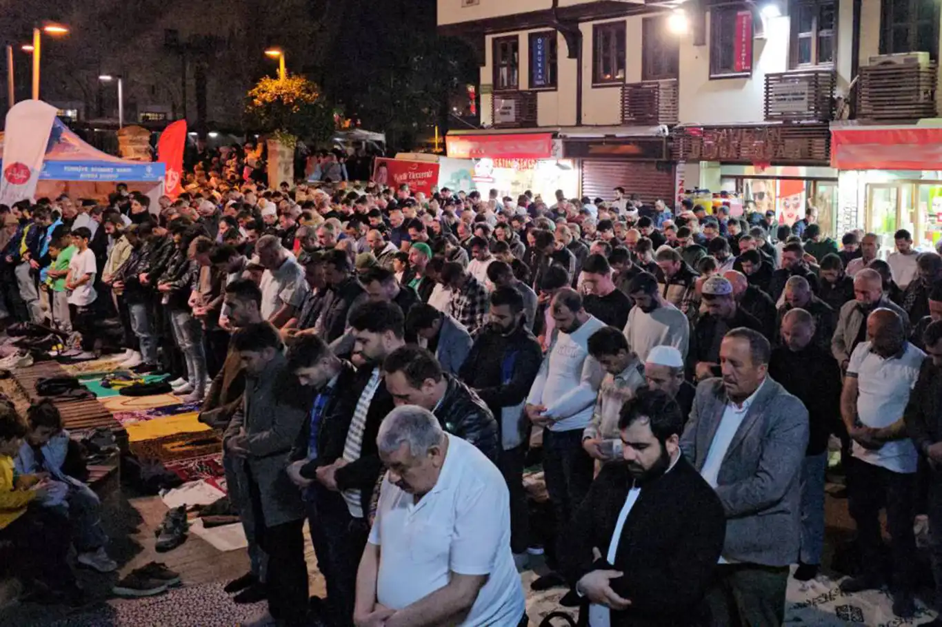 Bursa’da Kadir Gecesi’nde camiler doldu taştı