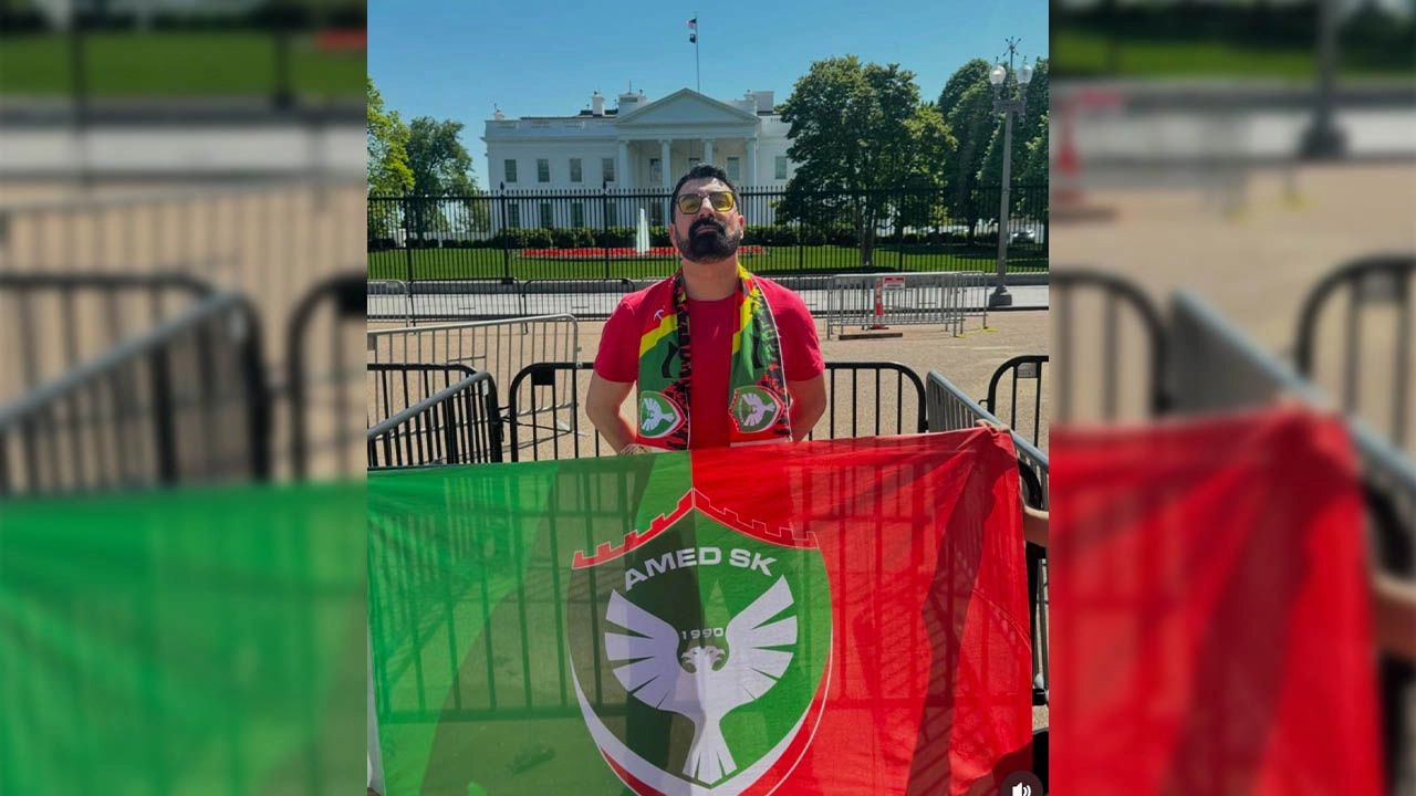 Ünlü Kürt şarkıcı Beyaz Saray önünde Amedspor bayrağı açtı