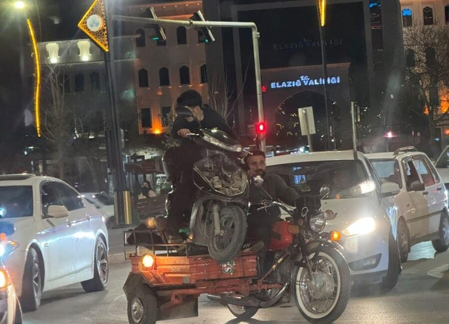 Elazığ’da arızalanan motosikletin, üstünde