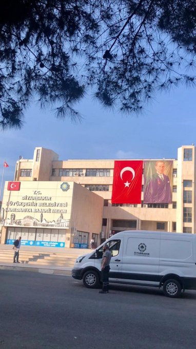 Diyarbakır Büyükşehir Belediyesi’ne Türk Bayrağı asıldı