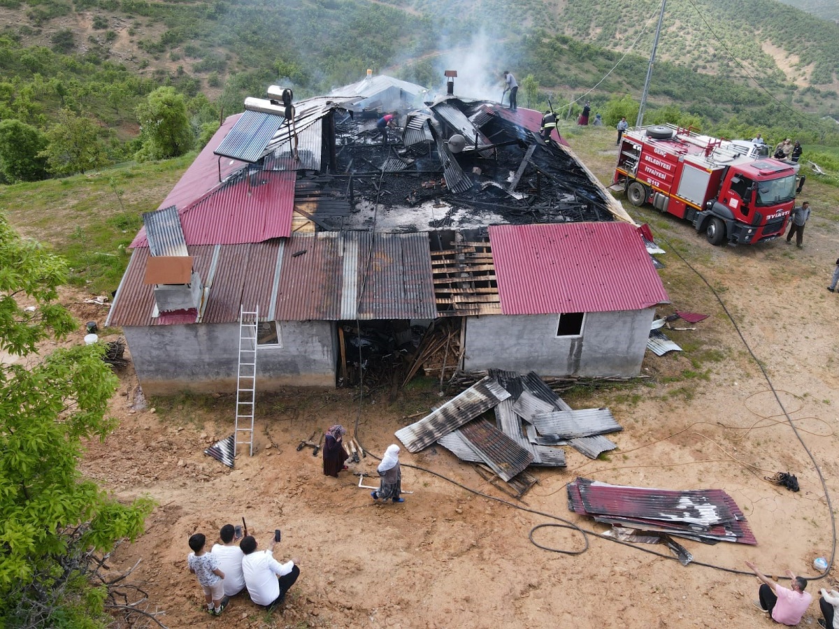 Bir evin çatısında çıkan yangın korkuttu
