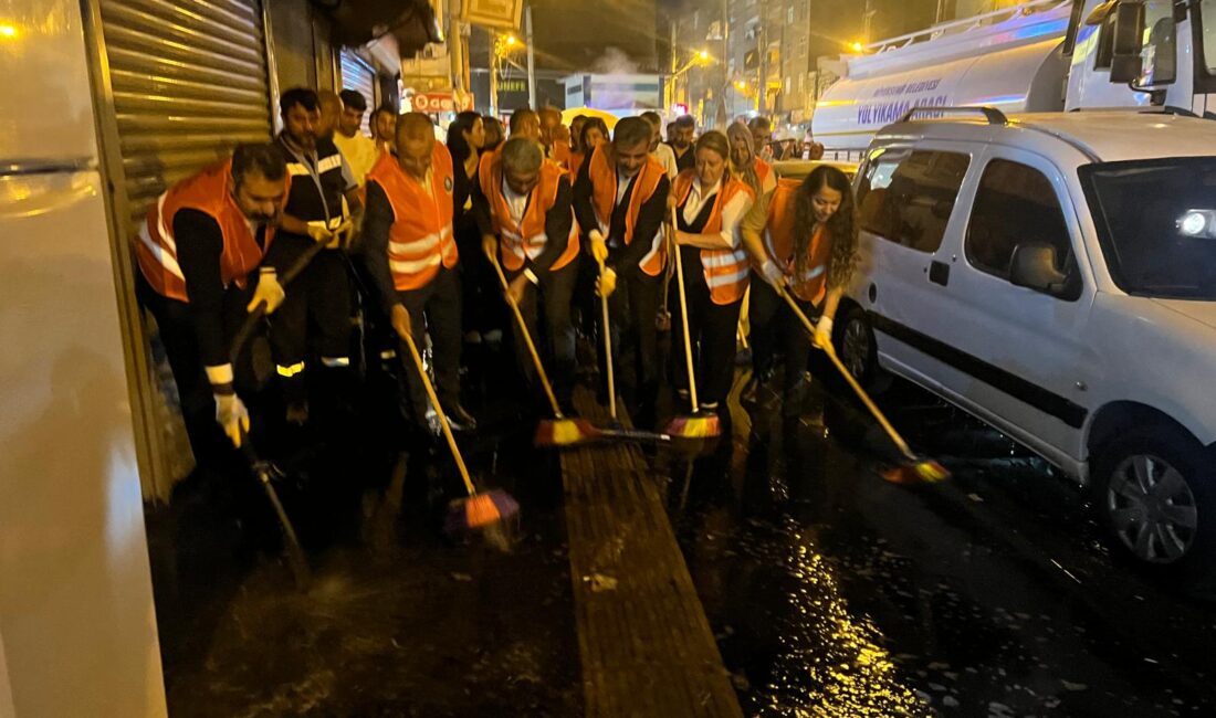 Diyarbakır Büyükşehir Belediyesi Eş Başkanları Bağlar’da caddeleri temizledi