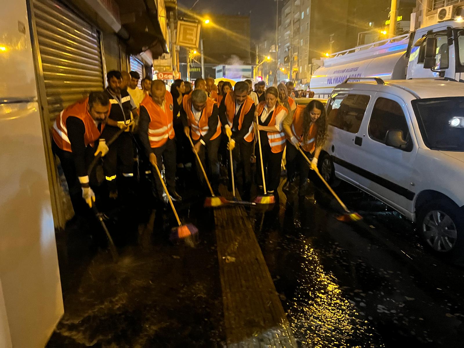 Diyarbakır Büyükşehir Belediyesi Eş Başkanları Bağlar’da caddeleri temizledi