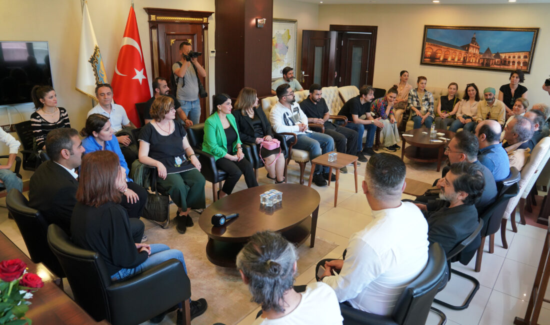 Diyarbakır Büyükşehir Belediyesi  Eş Başkanları tebrikleri kabul etmeye devam ediyor