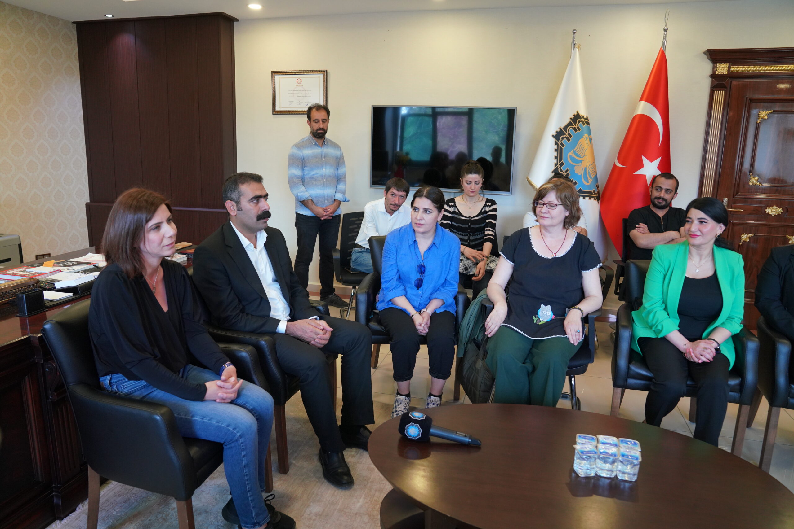 Diyarbakır Büyükşehir Belediyesi  Eş Başkanları tebrikleri kabul etmeye devam ediyor