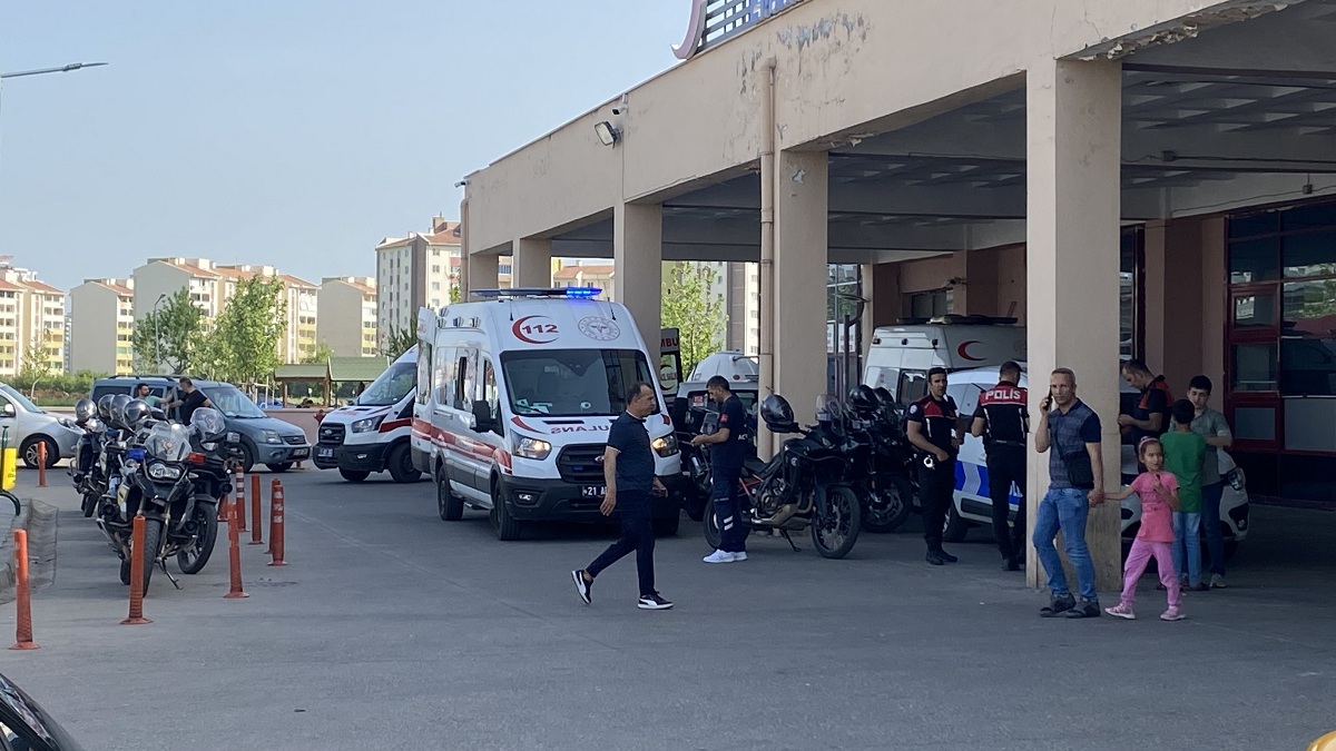 Diyarbakır’da hastane önünde bıçaklı kavga: 4 yaralı