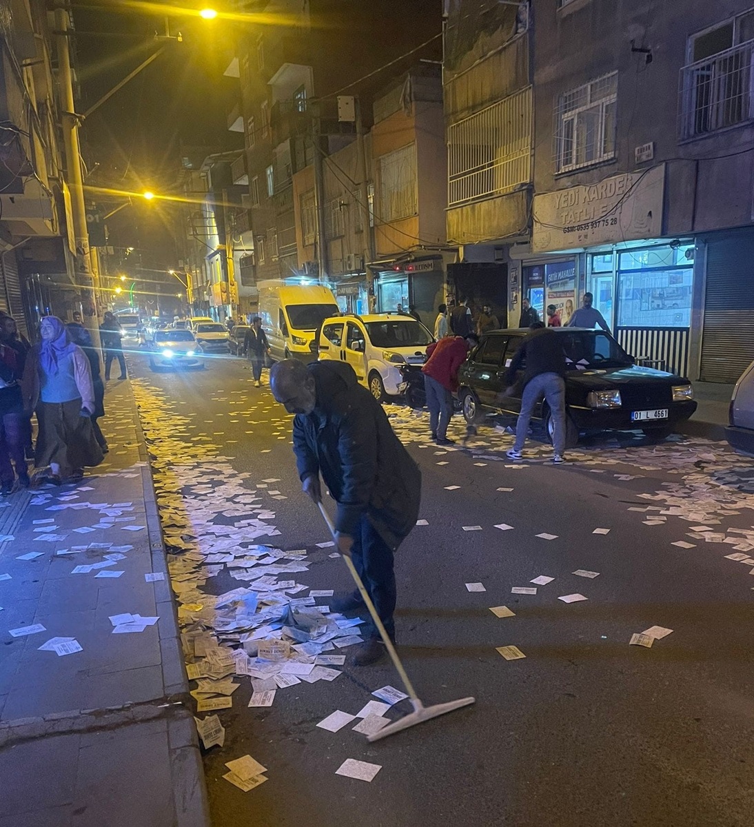 Diyarbakır’da muhtarın ilk icraatı cadde temizliği oldu